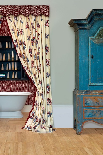  Hem mistik hem de modernizmin birleştiği bir banyo dekorasyon örneği
