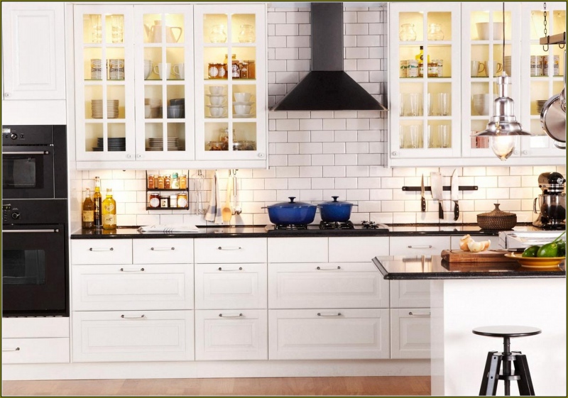 beyaz-renkli-çok-şık-ikea-mutfak-dolabı-modelleri-ile-mutfak-dekorasyonu-fikirleri