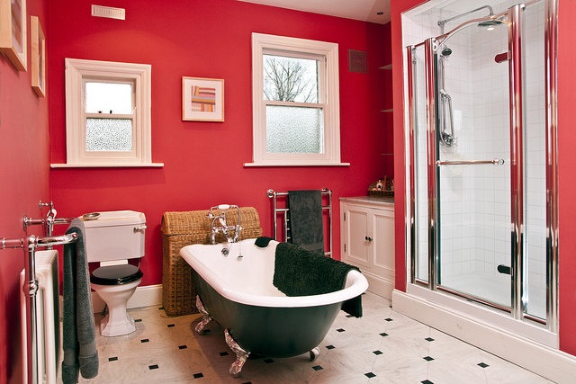 kırmızı-banyo-fayansları-siyah-kırmızı-banyo-dekorasyonu-siyah-küvet-modelleri