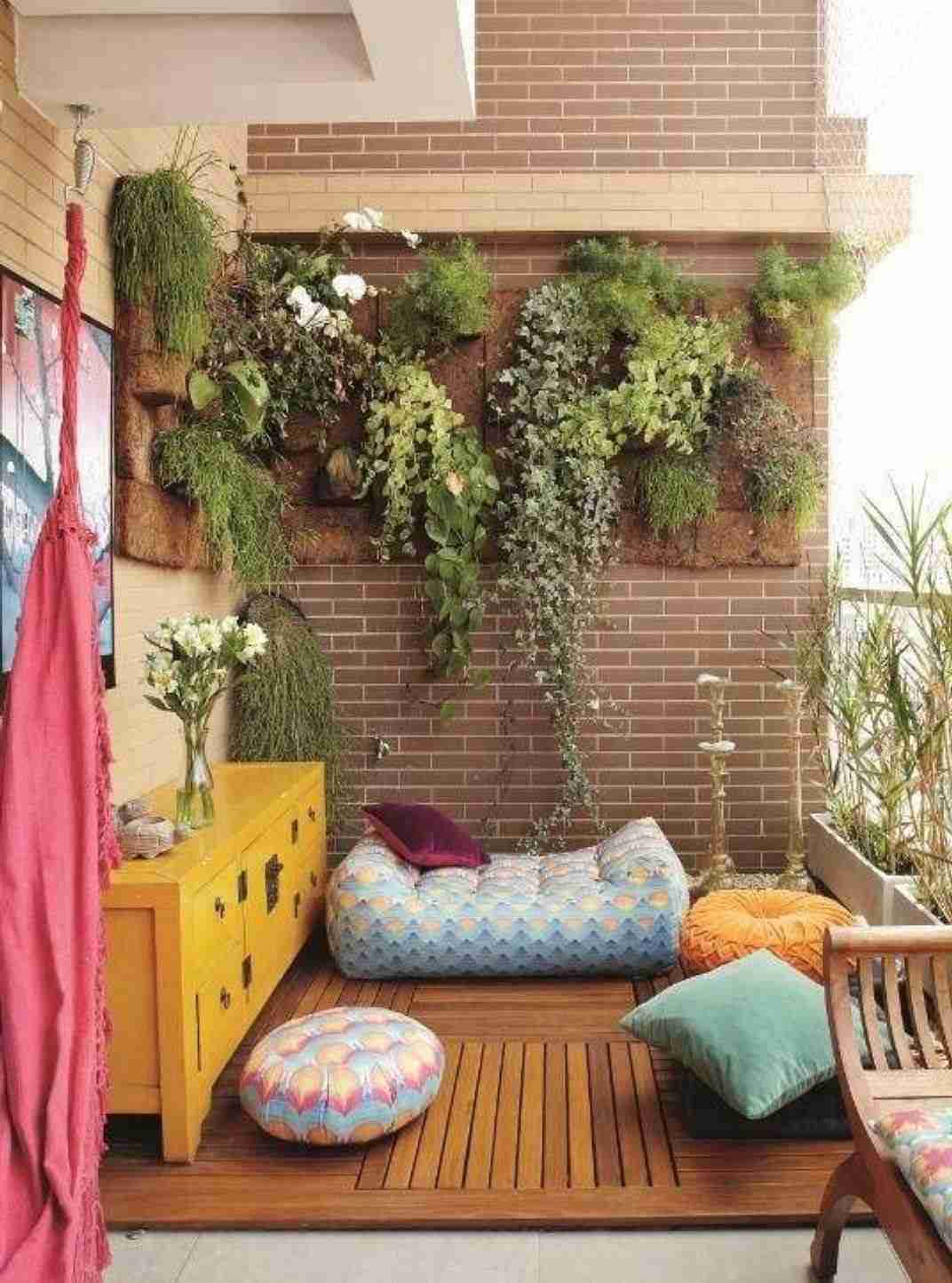 puflarla bezeli şık bir balkon