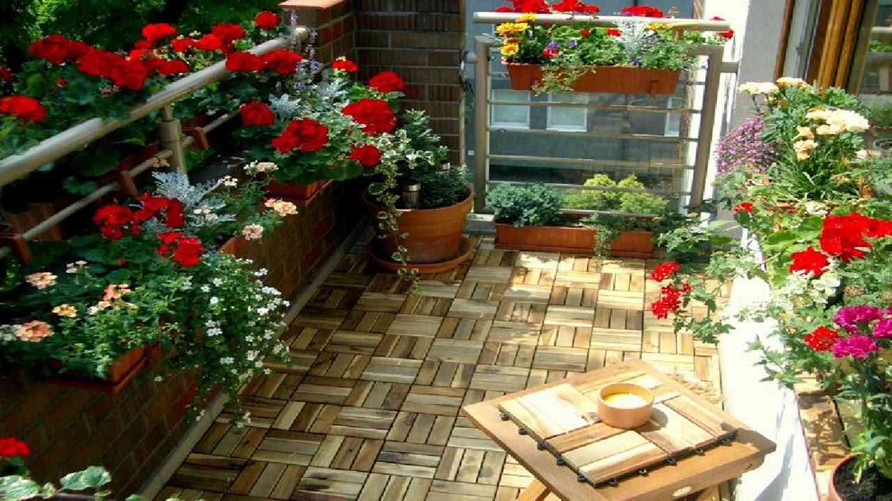 çiçeklerle bezeli balkon dekroasyonu